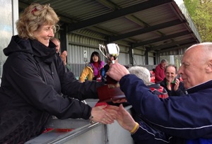Alan Auld receives 2013 Celtic Cup from Jane Wheeler